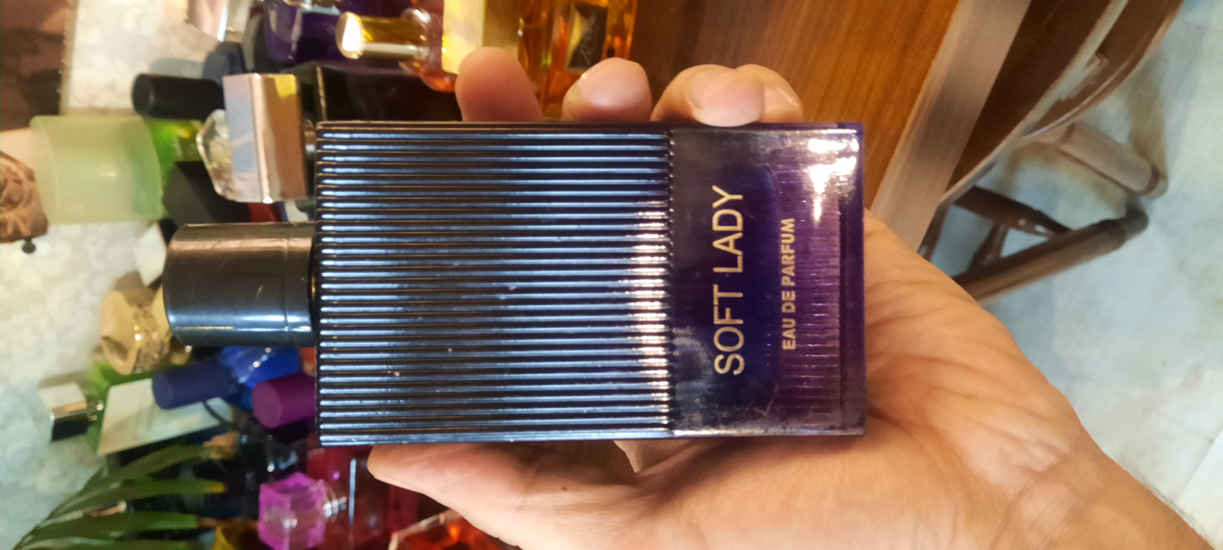 ادکلن زنانه سافت لیدی با بستهبندی ظریف و رایحه ملایم و شیرین زنانه