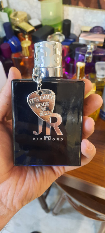 ادکلن ریچموند با رایحه لوکس و پخش بوی عالی در فروشگاه شکلات قهوه خاص