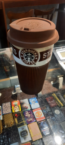 ماگ سرامیکی با لوگوی استارباکس در رنگ های قرمز و قهوه ای مخصوص قهوه خورها