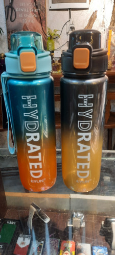 قمقمه ایوان نشکن با بدنه مقاوم و طراحی شیک برای ورزش و مدرسه