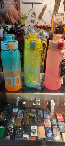 قمقمه های رنگی ورزشی ایوان با طراحی ارگونومیک و درب قفلی نی دار