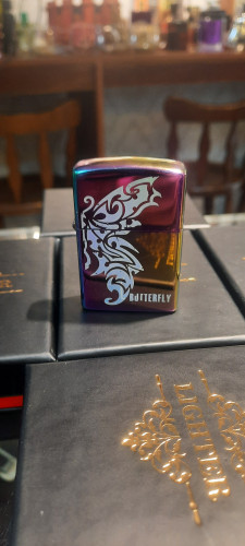 فندک بنزینی کلاسیک با بدنه فلزی و صدای زنگ دلنواز باز و بسته شدن