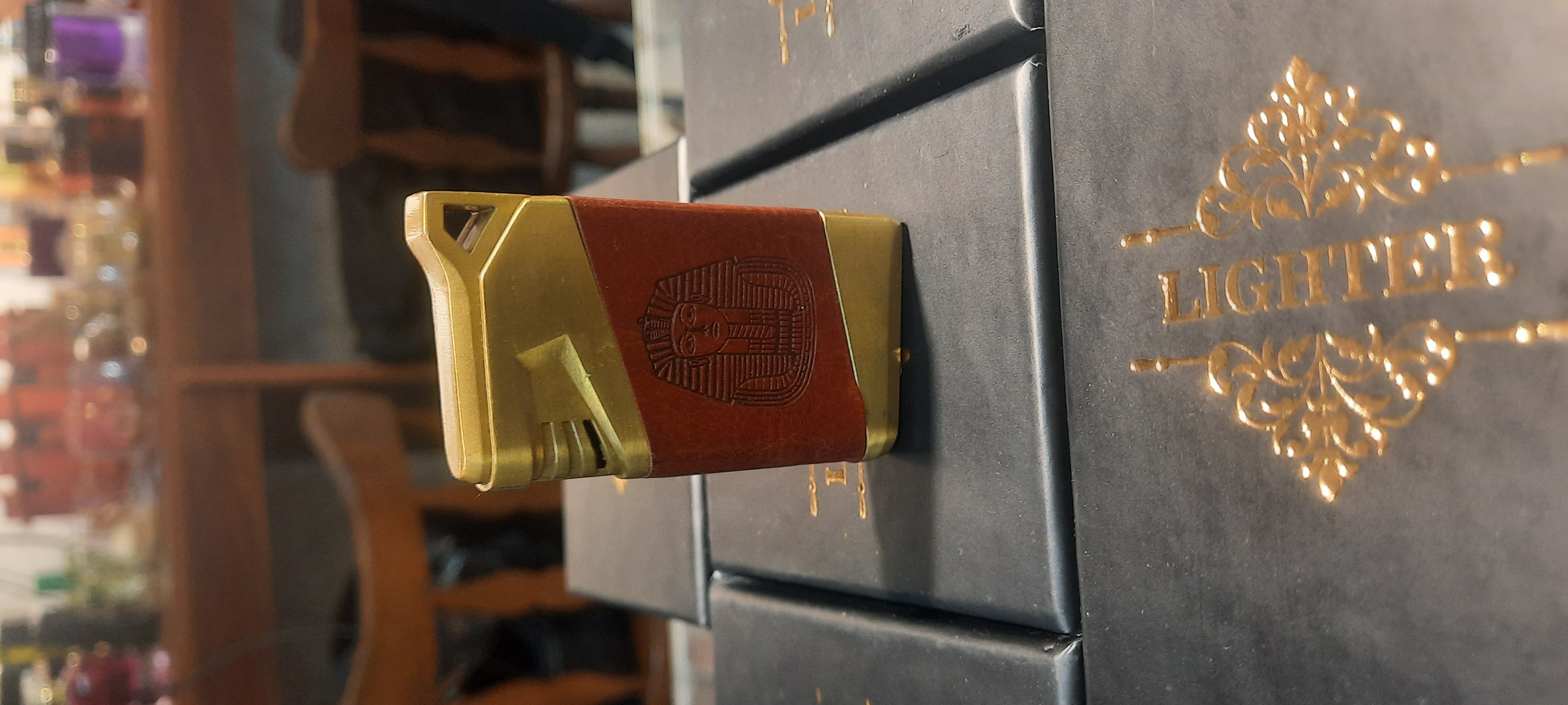 فندک گازی اتمی با شعله قوی و بدنه فلزی مقاوم طرح برنزی