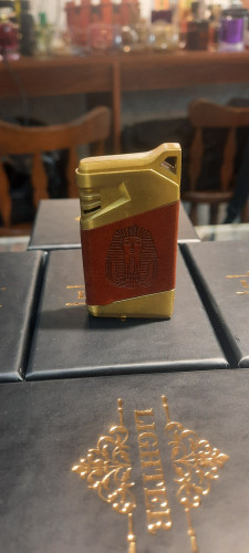 فندک گازی اتمی با شعله قوی و بدنه فلزی مقاوم طرح برنزی