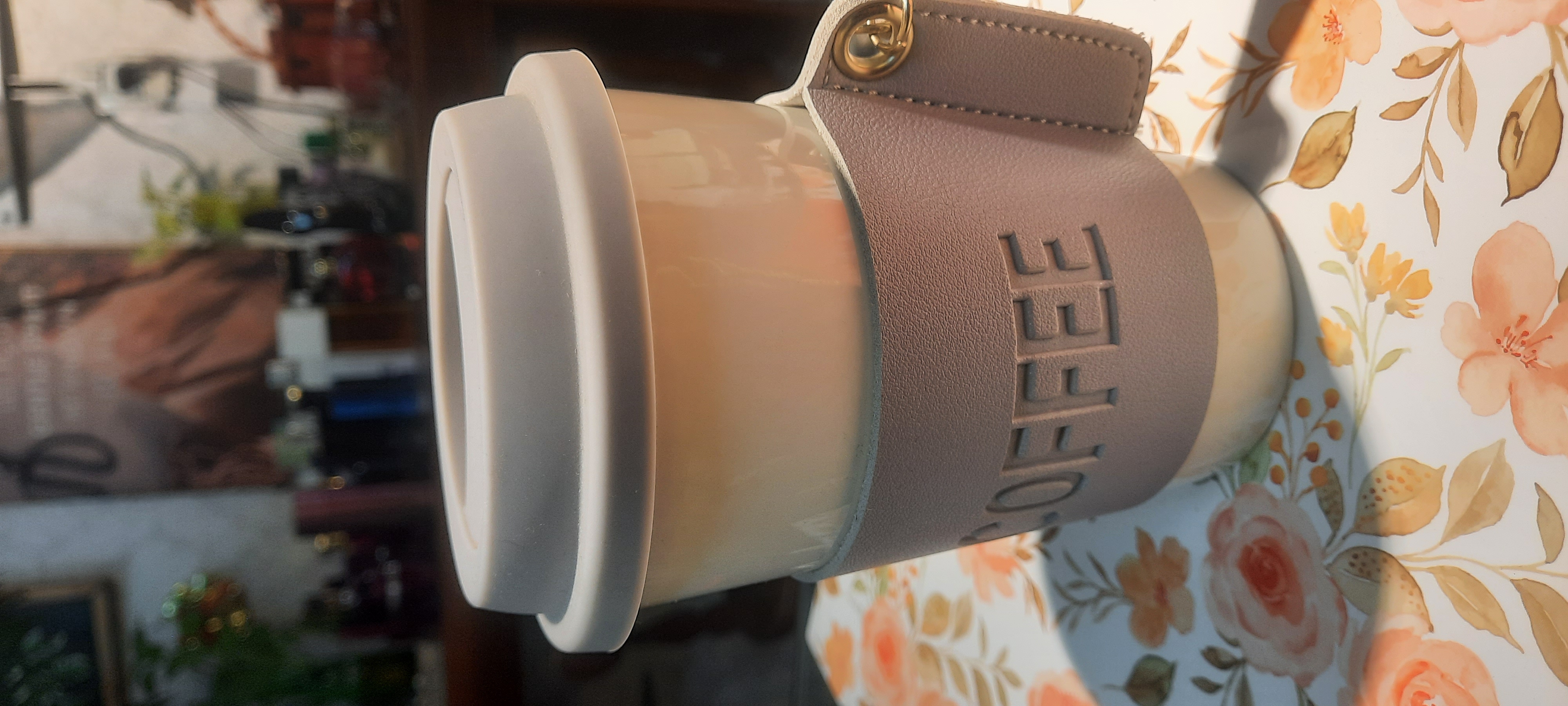 ماگ شیشه ای با کاور چرمی قهوه ای و درب محکم مدل کافی Coffee