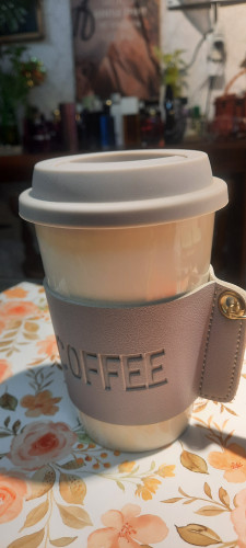 ماگ شیشه ای با کاور چرمی قهوه ای و درب محکم مدل کافی Coffee