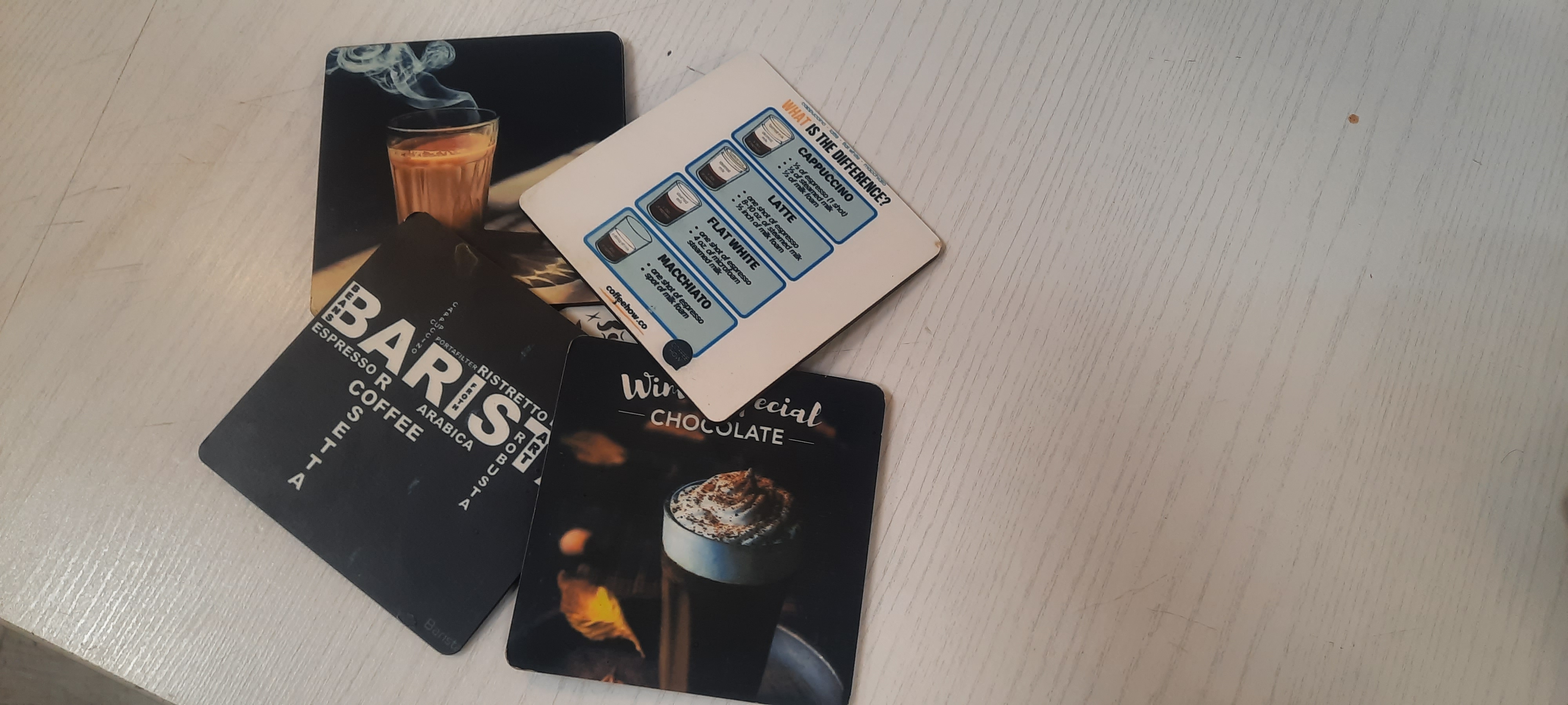 زیر فنجونی فانتزی با طرح مرتبط با قهوه و باریستا مخصوص کافه