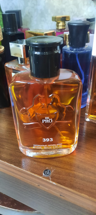 شیشه ادکلن مردانه دی پرو مدل ۳۹۳ با بستهبندی شیک